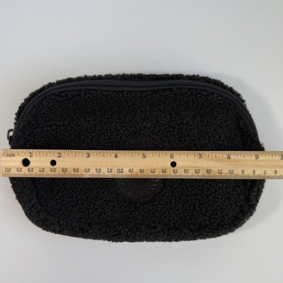 Victoria's Secret PINK Sherpa Cozy Fleece Fanny Pack Crossbody Black. Preowned - Picture 10 of 10